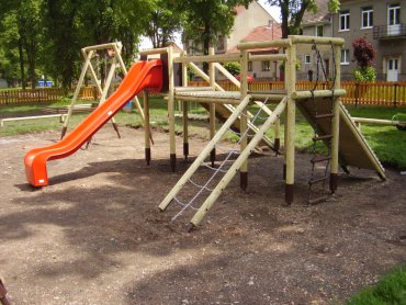 Hrad so šmýkalkou, reťazovou sieťou, lanovým rebríkom, výška podstavy 1,4 m